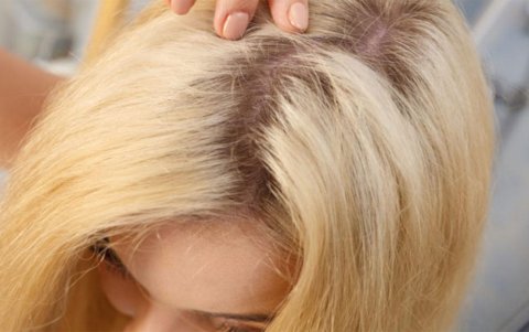 Si ya empiezan a notárse las raíces de su tono natural de pelo un secreto consiste en aplicar sombra de ojos de un color similar al tinturado