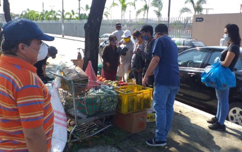En la avenida José Tamayo, en Guayacanes, tanto en el parterre como calles se instalaron los comerciantes con sacos y cartones de productos.