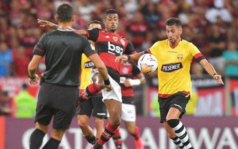 Bruno Piñatares (d) aseguró que extraña la actividad futbolística y espera que la situación actual pase.