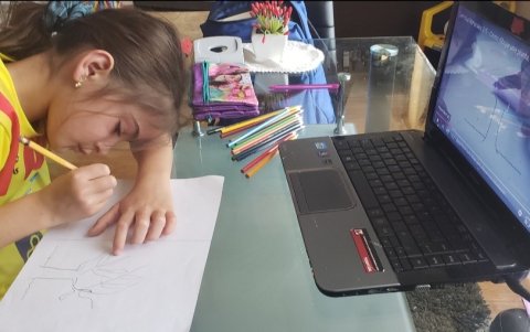 Valentina Soler, mientras hace sus tareas escolares.