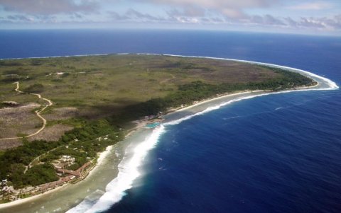 Nauru comprende una sola isla justo al sur de la línea del ecuador.