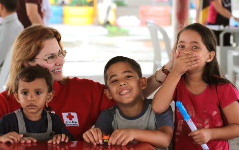 Compartiendo con niños venezolanos en la entrega de kits lúdicos.