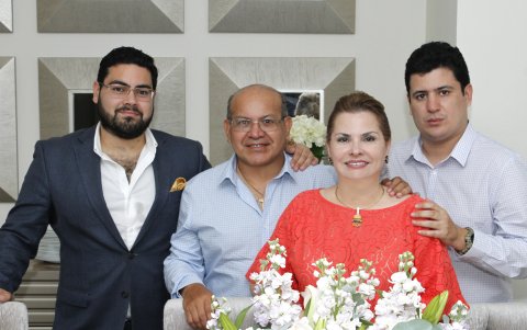 Junto a su esposo e hijos.