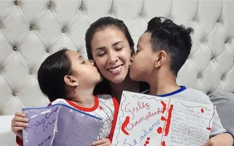 Celebró su cumpleaños en el dormitorio con sus hijos y su esposo.