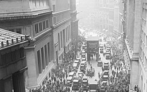 Multitud reunida en la intersección de Wall Street con Broad Street (EE.UU.), al enterarse de la quiebra de la bolsa en 1929.