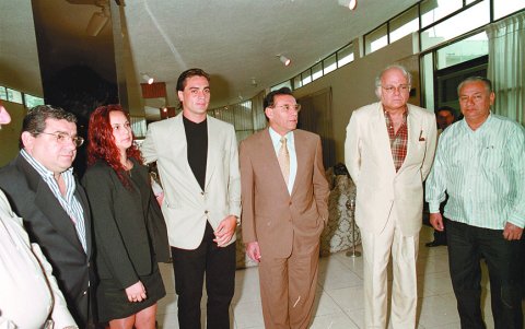 Año 2001. Carlos Alberto Juárez, Jamil Mahuad, presidente de Ecuador en ese entonces, y Omar Quintana, cuando el Cuqui recibió la nacionalidad ecuatoriana.