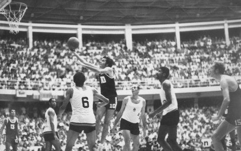 Omar Quintana (10) fue un destacado basquetbolista ecuatoriano.