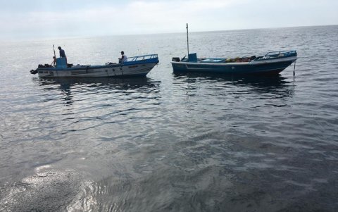Las dos lanchas que fueron llevadas a la rada del muelle en Salinas
