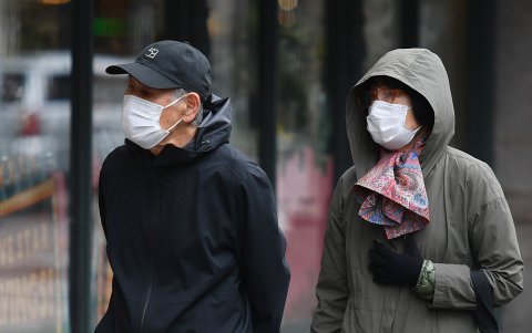 En Nueva York, el epicentro del brote de Estados Unidos, el alcalde Bill de Blasio instó a los residentes a cubrirse la cara.