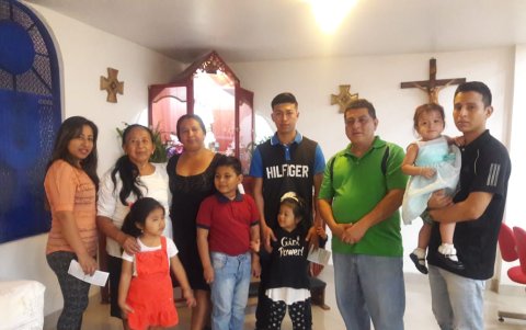 Luber Inocente Solís Galarza (de verde), en una de las reuniones con su familia.