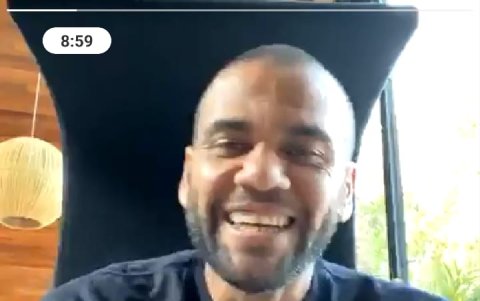 Dani Alves conversó con el actor de La Casa de Papel por casi una hora. Hablaron de la serie, deportes, música y viajes.