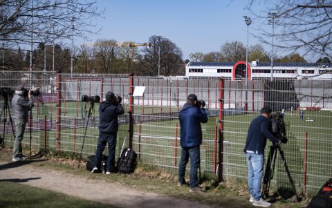 Los fotógrafos mantuvieron la distancia entre ellos en el momento de hacer las tomas de la primera práctica del Bayern de Múnich.