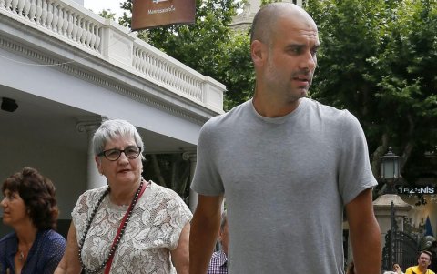 Pep Guardiola junto a su madre Dolors Sala Carrió, que murió a los 82 años.