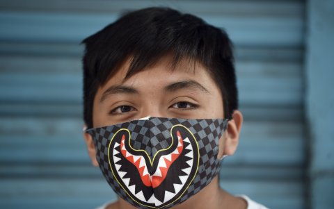 CIUDAD DE MÉXICO: Un hombre con una máscara facial posa para una foto en medio del brote de COVID-19.