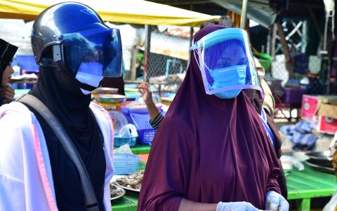 TAILANDIA: Mujeres usan mascarillas, cascos y turbantes para prevenir el contagio.