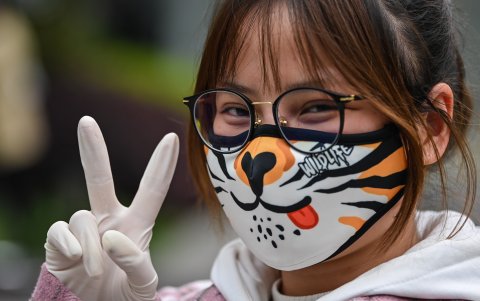 WUHAN CHINA: Una mujer con una máscara facial hace gestos en una calle del epicentro de la pandemia.