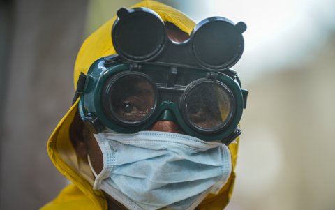 ADDIS ABEBA, ETIOPÍA: Personal de limpieza lleva un equipo de protección para desinfectar un vagón de metro como medida preventiva contra la propagación del coronavirus.