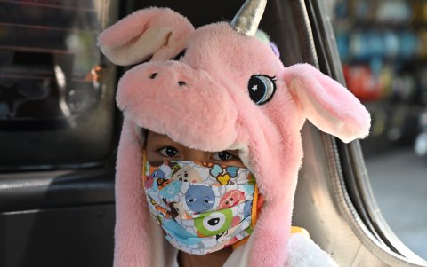 YAKARTA, INDONESIA: Una niña con una máscara facial y un gorro, en medio de preocupaciones por el coronavirus