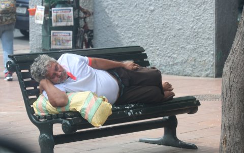 Estado. Las bancas metálicas también son copadas por los indigentes.