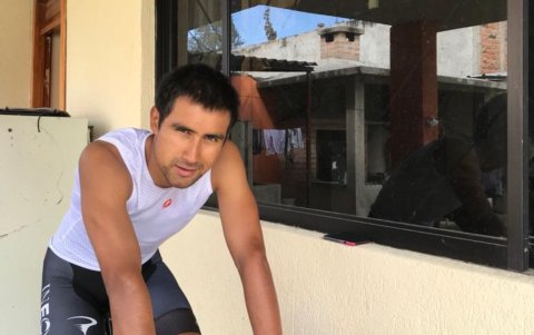 El ciclista practica en las mañanas con su bicicleta sobre un rodillo.