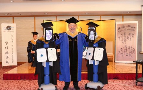 Kenichi Ohmae, decano de la universidad, junto a los robots de telepresencia que fueron en representación de los alumnos.