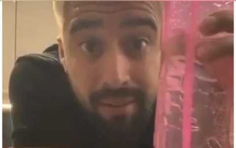 Cristhian Noboa dijo que solo estaba tomando agua.