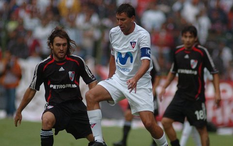 Alfonso Obregón en Liga de Quito, durante un duelo ante el River Plate argentino.