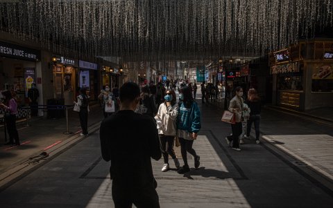 WUHAN. A pesar del temor de los habitantes de esta ciudad, muchos sí se atreven a terminar el encierro de más de dos meses. Esta avenida lucía el lunes muy concurrida.