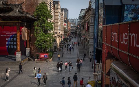 WUHAN. De alguna forma, el término de la cuarentena, provoca aún temores para salir, pero hay quienes confían en que el trágico momento que se vivió en esta ciudad, ha terminado.