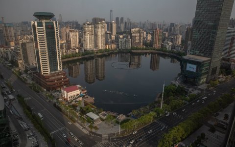 WUHAN. Una vista aérea de la ciudad que fue el origen del virus que mató y sigue provocando miedo y muerte en decenas de países. Así lucía el lunes pasado.