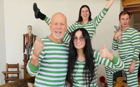 Los exesposos aparecieron en pijama junto a dos de sus hijas y el novio de una de ellas.