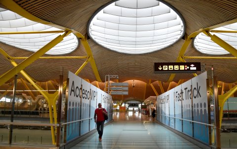 ESPAÑA: Un hombre camina en la Terminal 4 del Aeropuerto Adolfo Suárez Madrid-Barajas. La tasa de mortalidad diaria por coronavirus de este país se disparó a 743 después de caer durante cuatro días seguidos.