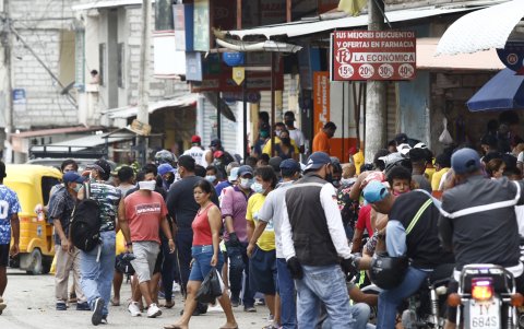 Las personas en varios sectores del sur de Guayquil incumplen con la medida de quedarse en casa lo más posible.
