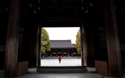 TOKIO, JAPÓN: Una mujer visita el santuario Meiji casi vacío. El primer ministro japones declaró estado de emergencia en Tokio y otras seis partes del país.