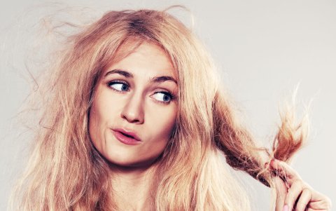 Los cabellos tinturados corren el riesgo de tener puntas quebradizas.