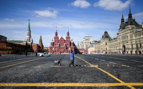 MOSCÚ, RUSIA: Un hombre está trabajando en la desierta Plaza Roja, mientras la ciudad está cerrada para detener la pandemia.
