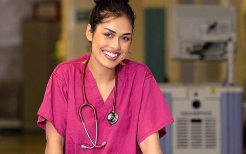 Al recibir los mensajes de sus colegas, Bhasha Mukherjee decidió retornar a su país de residencia.