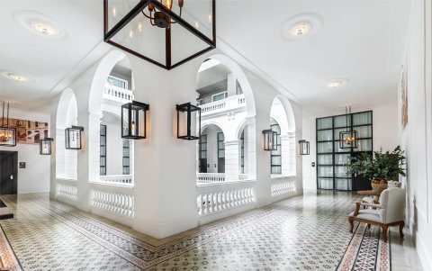 El hotel tiene una amplia zona social, que por ahora contará solo con Ronaldinho y su hermano.