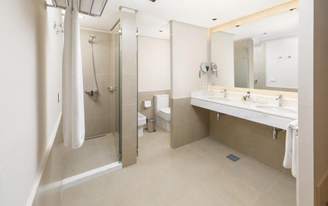 El hotel ha cuidado hasta el mínimo detalle para mostrar lujo hasta en los baños.