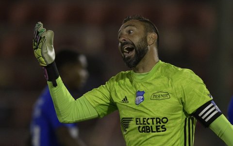 Esteban Dreer, meta nacionalizado que fue un candado azul en la Copa Libertadores.

 FBL-LIBERTADORES-HURACAN-EMELEC