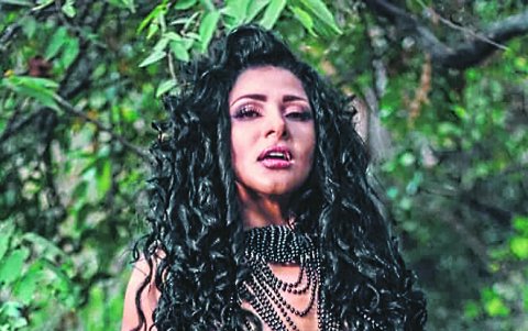 Lila ahora también es parte del grupo Las Flores junto a Daniela y Maggie.