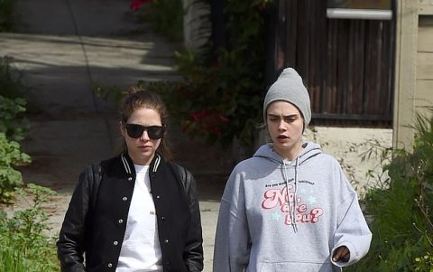 Ashley Benson y Cara Delevigne paseando camino al súper mercado durante sus días de cuarentena.