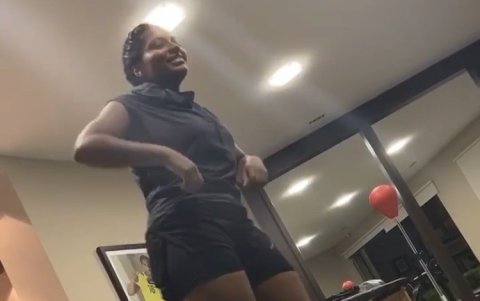 La hija del futbolista también mostró sus dotes artísticos al bailar un poco de salsa.