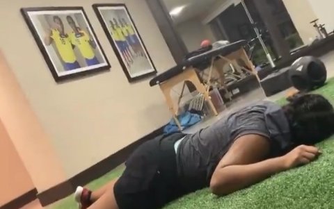 La hija del Toño terminó rendida sobre el césped sintético sin haber acabado la rutina.