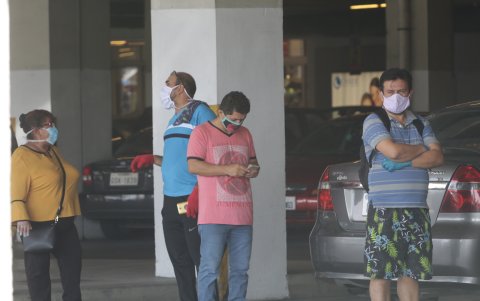 Situación. Al amanecer decenas de usuarios hacen fila para entrar a los supermercados.