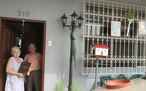 Las familias festejaban el evento religioso desde sus casas.