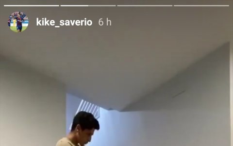 Kike Saverio muestra sus habilidades con la tijera.