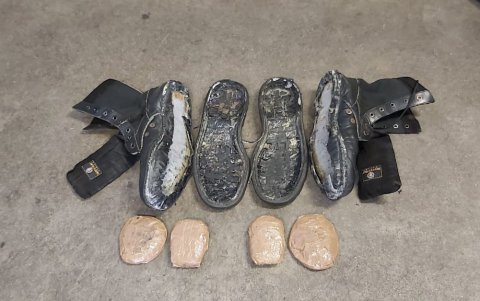 La sustancia se encontraba empaquetada en un doble fondo del calzado del agente.