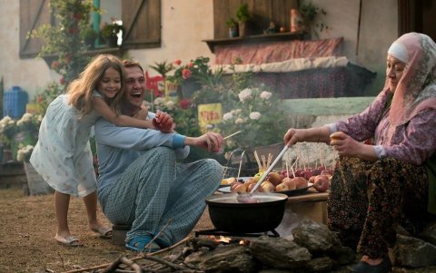 La excelente actuación de Aras Bulut Iynemli hace que el espectador sienta que, de verdad, está frente a un joven con discapacidad intelectual.