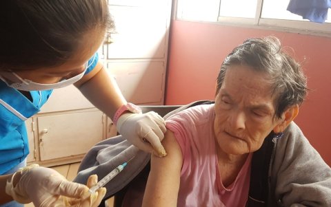 En el asilo, todos los ancianos padecen de enfermedades preexistentes, por lo que reciben medicación diaria. La fundación pide brigadas médicas urgentes en el lugar.